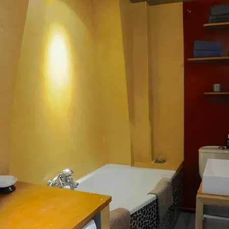 Typical Parisian Loft In Bastille شقة *