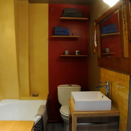 Typical Parisian Loft In Bastille باريس